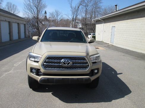 Used 2016 Toyota Tacoma TRD Off-Road w/ Towing Package image 6