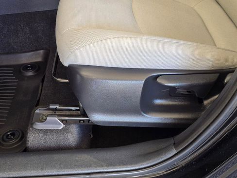 Used 2022 Toyota Corolla Cross L image 23