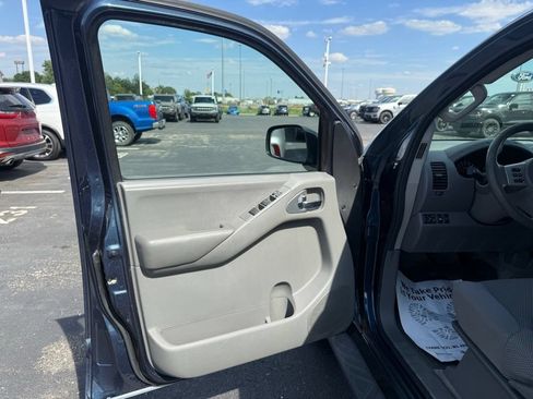 Used 2013 Nissan Frontier SV w/ SV Value Truck Pkg AWD/4WD image 14