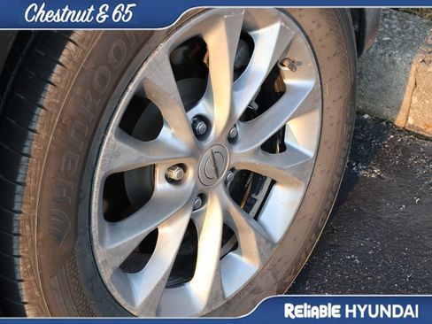 Used 2023 Chrysler Pacifica Touring-L AWD/4WD image 24