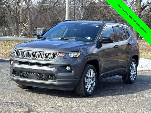 Used 2024 Jeep Compass Latitude image 29
