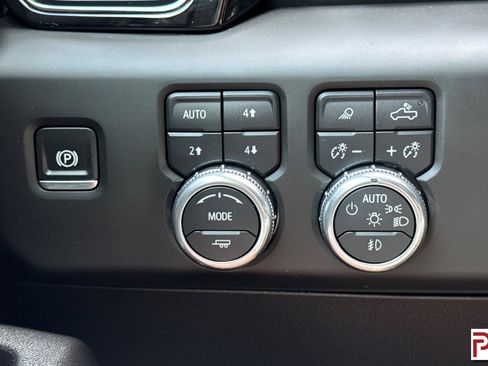 Used 2025 GMC Sierra 1500 AT4 w/ Technology Package AWD/4WD image 30