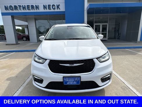 Used 2022 Chrysler Pacifica Touring-L FWD image 3