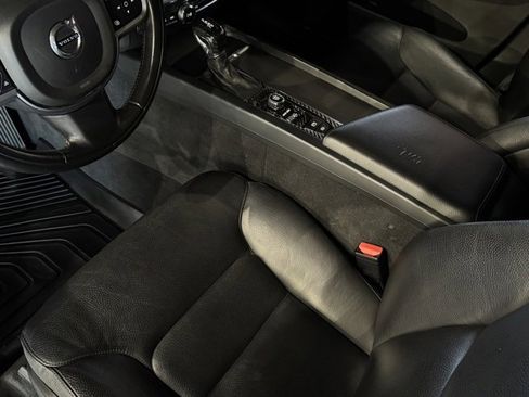 Used 2018 Volvo XC60 T5 Momentum w/ Convenience Package image 11