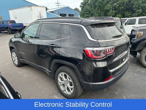 Used 2024 Jeep Compass Latitude AWD/4WD image 5