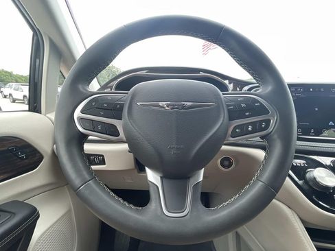 Used 2023 Chrysler Pacifica Limited FWD image 24