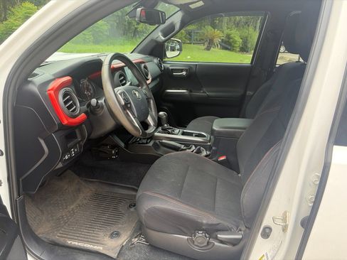 Used 2019 Toyota Tacoma TRD Sport AWD/4WD image 13