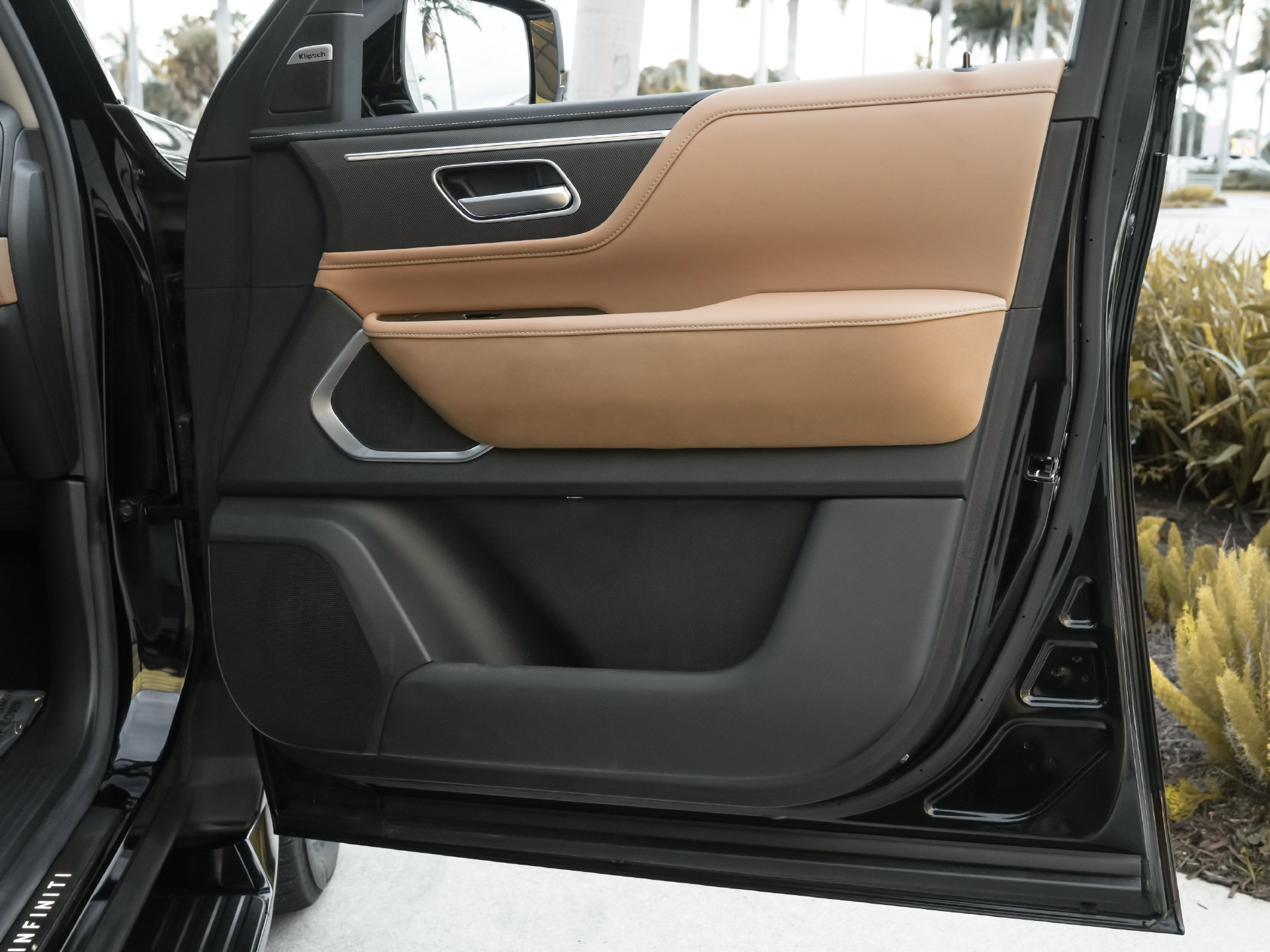 Certified 2025 INFINITI QX80 Luxe RWD image 43