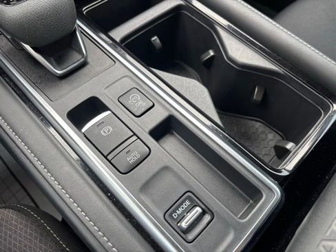 Used 2023 Nissan Pathfinder SV w/ SV Premium Package image 32