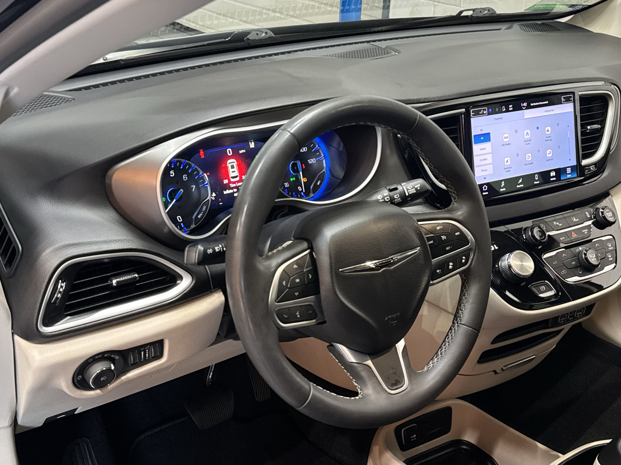 Used 2024 Chrysler Pacifica Touring-L FWD image 19