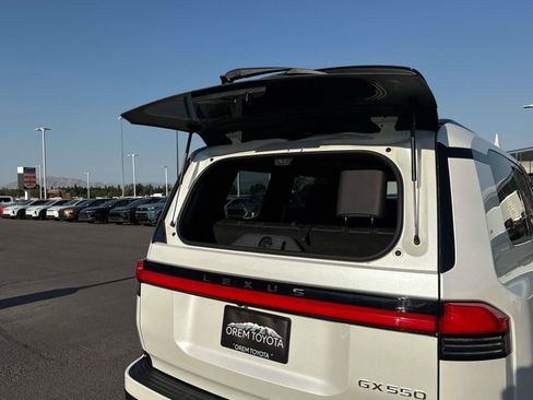 Used 2025 Lexus GX 550 w/ Accessory Package (2T) AWD/4WD image 17