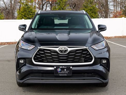 Used 2023 Toyota Highlander XLE AWD/4WD image 2