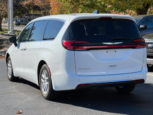 Used 2024 Chrysler Pacifica Touring-L FWD image 10