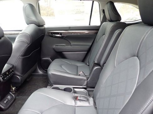 New 2026 Toyota Highlander Platinum image 12