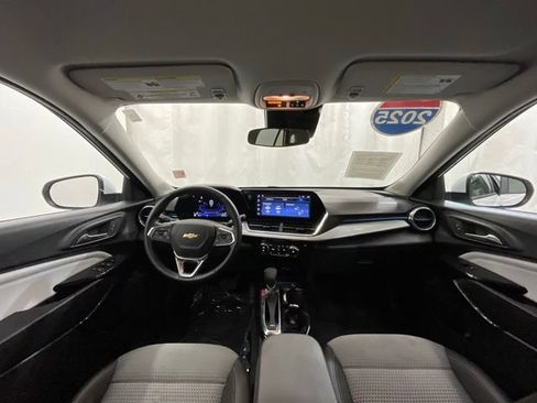 Used 2025 Chevrolet Trax LT w/ LT Convenience Package FWD image 16