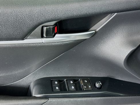 Used 2018 Toyota Camry LE image 15