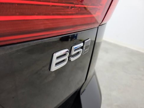 Certified 2025 Volvo XC40 B5 Plus image 8