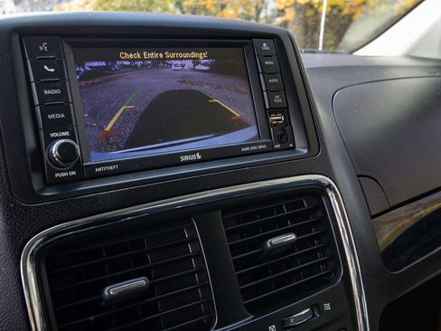 Used 2019 Dodge Grand Caravan SE w/ UConnect Hands-Free Group image 15