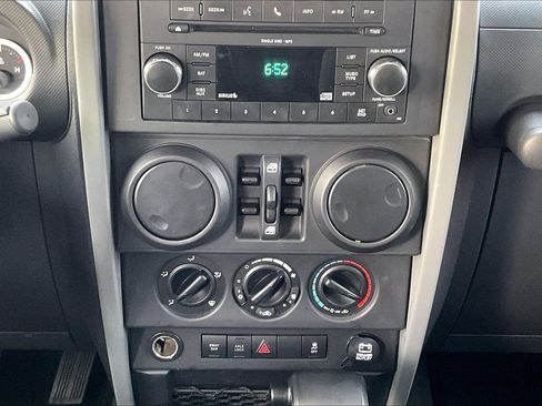 Used 2010 Jeep Wrangler Unlimited Rubicon image 9