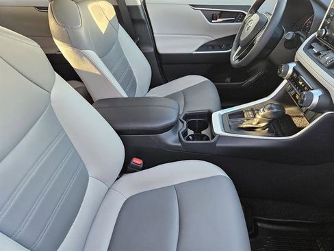 Used 2019 Toyota RAV4 XLE Premium image 11