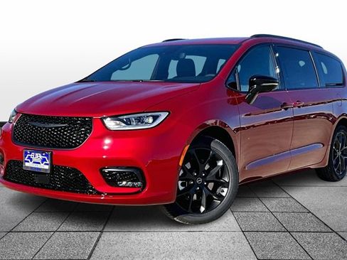 New 2026 Chrysler Pacifica Select image 2