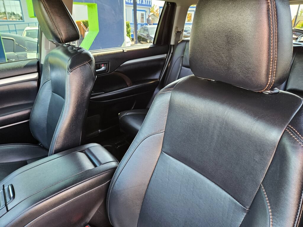 Used 2019 Toyota Highlander XLE AWD/4WD image 18