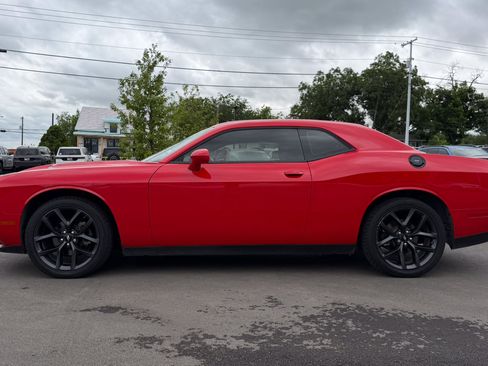Used 2019 Dodge Challenger SXT w/ Driver Convenience Group RWD image 8