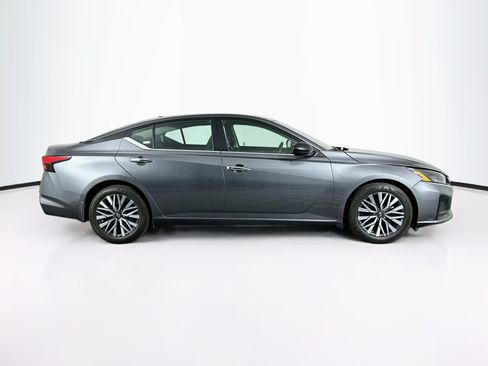 Used 2024 Nissan Altima 2.5 SV FWD image 10