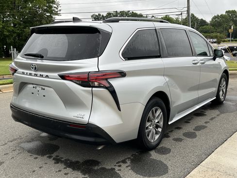 Used 2021 Toyota Sienna XLE FWD image 9
