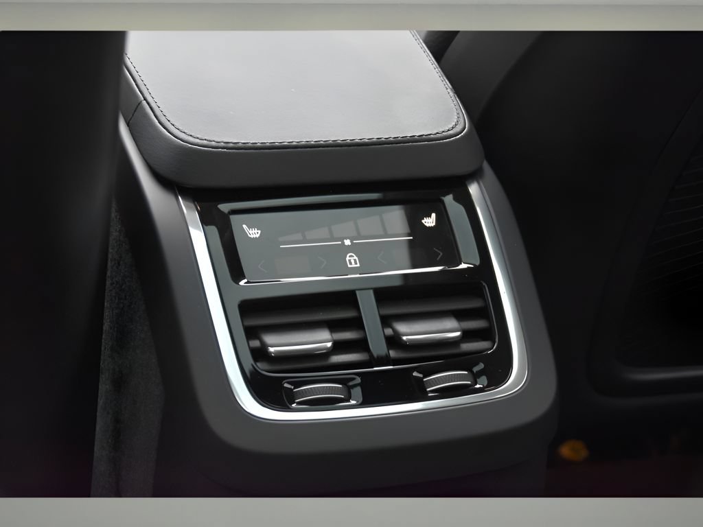 Used 2024 Volvo XC90 T8 Plus w/ Protection Package Premier AWD/4WD image 19