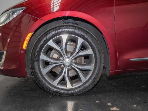 Used 2019 Chrysler Pacifica Limited w/ Tire & Wheel Group FWD image 7