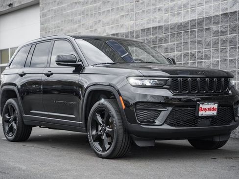 Used 2022 Jeep Grand Cherokee Altitude image 2