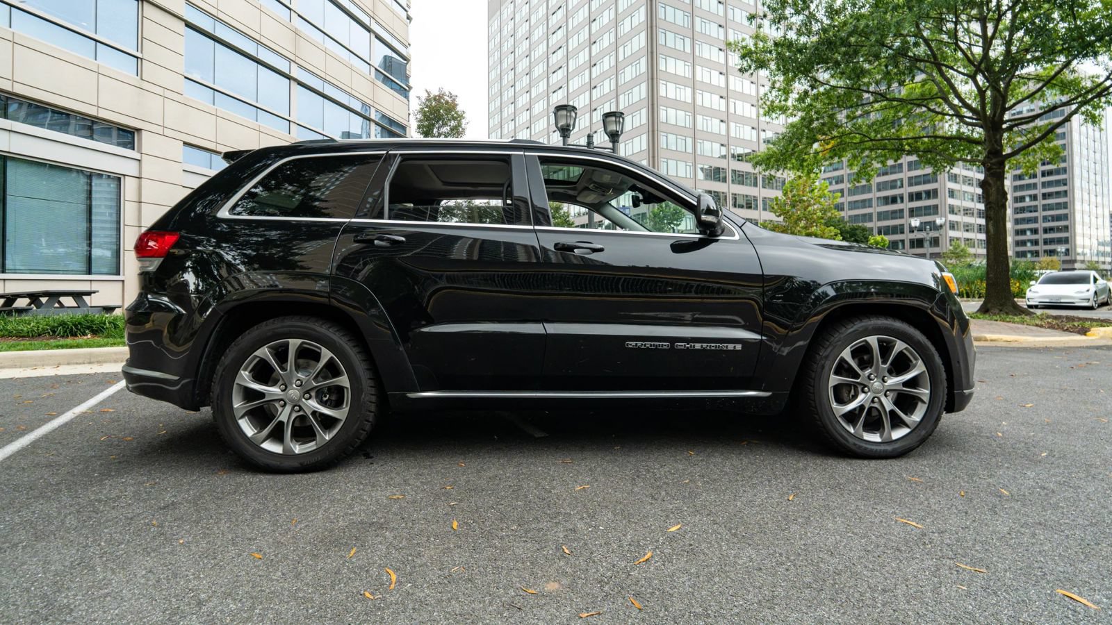 Used 2019 Jeep Grand Cherokee Summit w/ Platinum Series Group AWD/4WD image 2