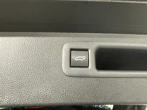 Used 2023 Toyota Highlander XLE FWD image 11