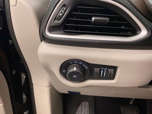 Used 2023 Chrysler Pacifica Touring-L FWD image 18