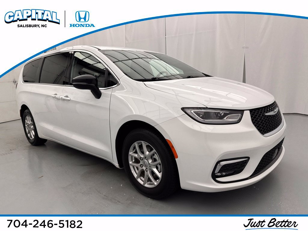 Used 2025 Chrysler Pacifica Select FWD image 1