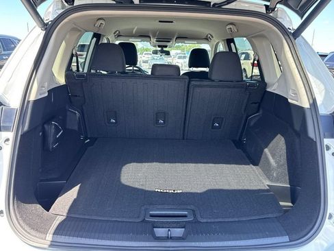 Certified 2026 Nissan Rogue SV FWD image 6