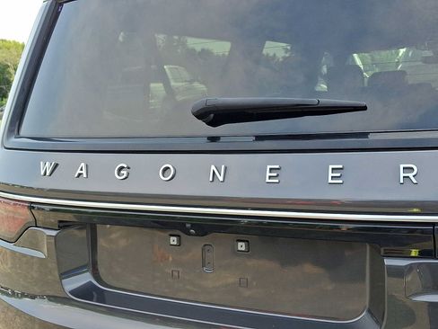 Certified 2024 Jeep Wagoneer L Series II w/ Flexible Seating Group AWD/4WD image 36