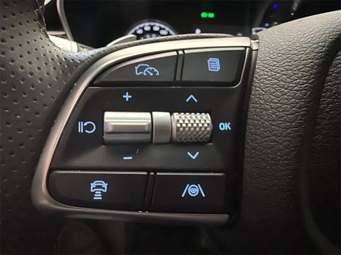 Certified 2025 Genesis G70 2.5T image 20