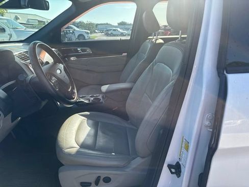Used 2019 Ford Explorer Limited w/ Ford Safe & Smart Package FWD image 9