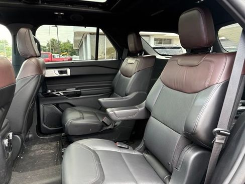 Certified 2023 Ford Explorer Platinum w/ Technology Package AWD/4WD image 15