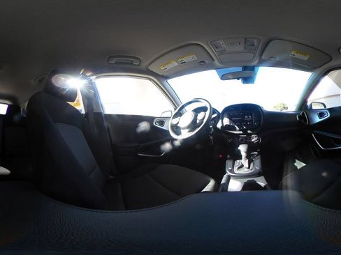Used 2025 Kia Soul LX w/ LX Technology Package FWD image 40