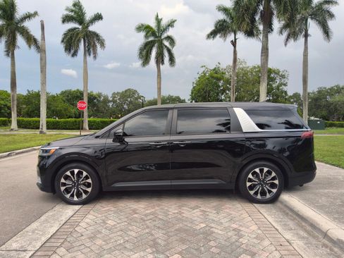 Used 2022 Kia Carnival EX FWD image 17