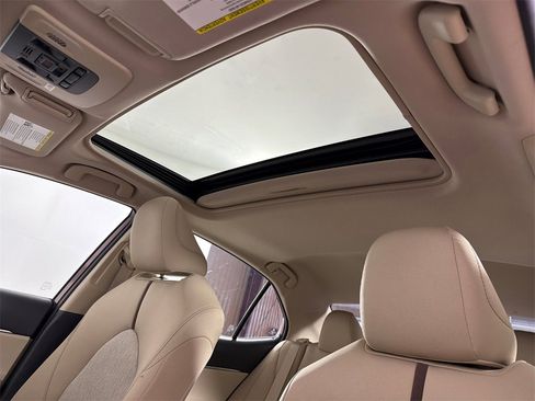 Used 2019 Toyota Camry LE image 2