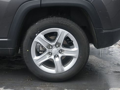 Used 2024 Jeep Compass Latitude image 16