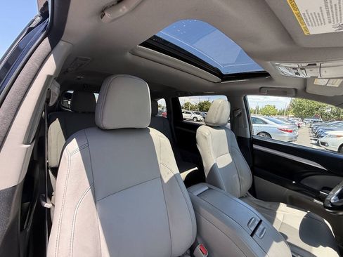 Used 2017 Toyota Highlander XLE AWD/4WD image 20