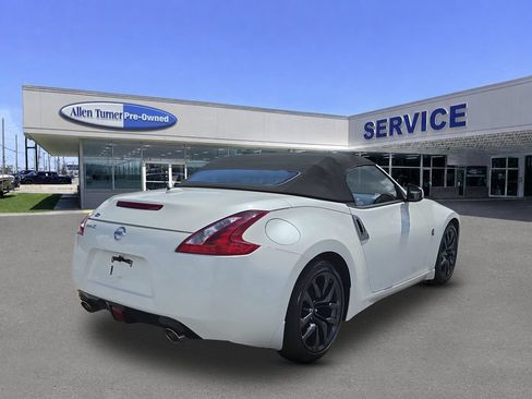 Used 2018 Nissan 370Z Roadster RWD image 8