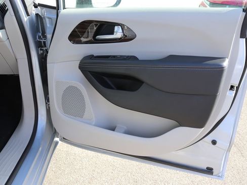 Used 2023 Chrysler Pacifica Limited image 42