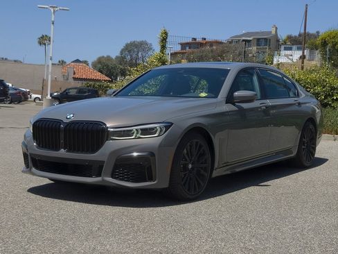 Used 2022 BMW 740i w/ M Sport Package RWD image 2