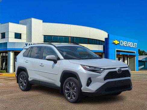 Used 2025 Toyota RAV4 XLE Premium AWD/4WD image 9